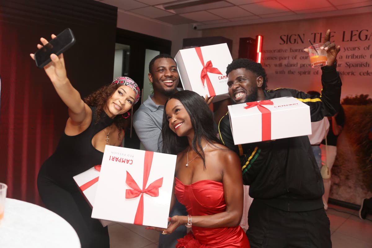 What’s an official unveiling without parting gifts? Kadejah ‘AnnaLeaX’ Anderson (left) positions her phone for a quick selfie with Rachel Silvera (centre), Jevaughn Gordon (second left) and Fabian Morris.