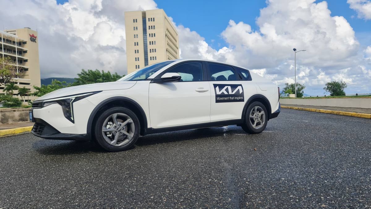 The sharp “Star-Map” LED signature cuts a distinctive path forward, perfectly complementing the K4’s aggressive, low-slung stance from this three-quarter angle.