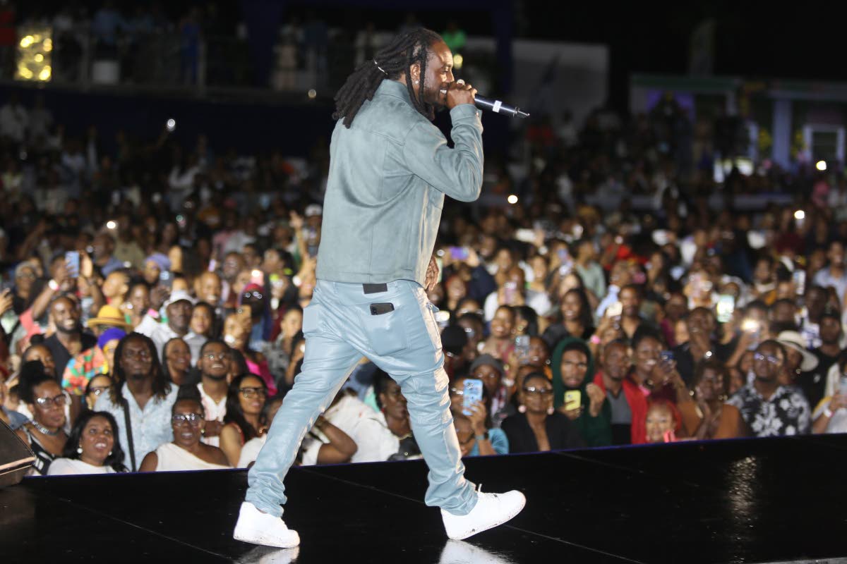 KipRich makes a surprise appearance at Agent Sasco’s Grateful concert last December at The UWI Mona Bowl.
