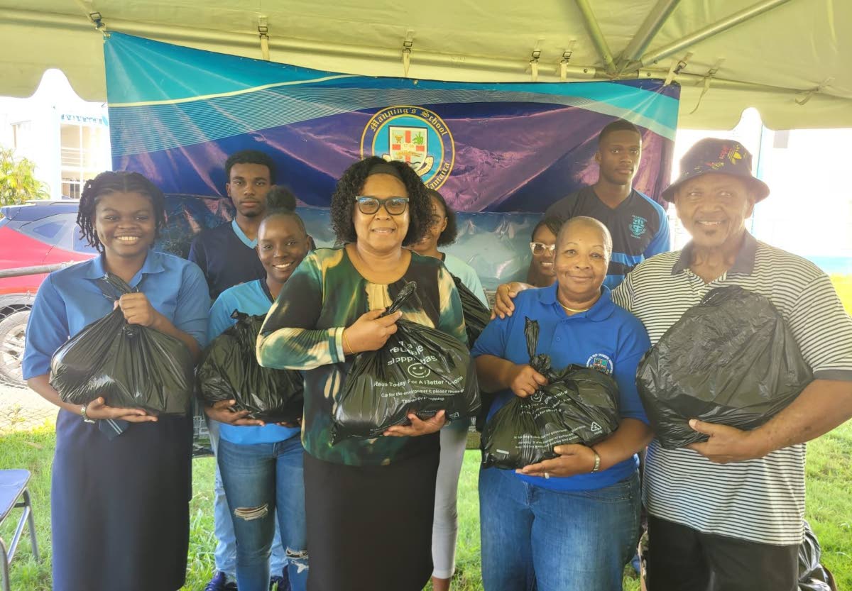 Members of the student body standing with Vice Principal, Mrs. Kerr-Vassell, Manning’s Past Students Association  York Chapter board member Jackie Josephs Haughton and Manning’s Past Students Association Western Jamaica Chapter President, Roger Walcott