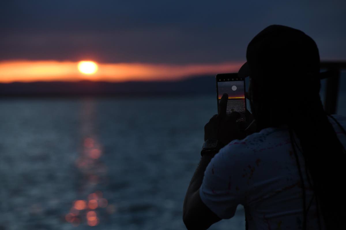 Kayon Smith captures the final sunset of 2025 on Kingston’s waterfront on Wednesday.