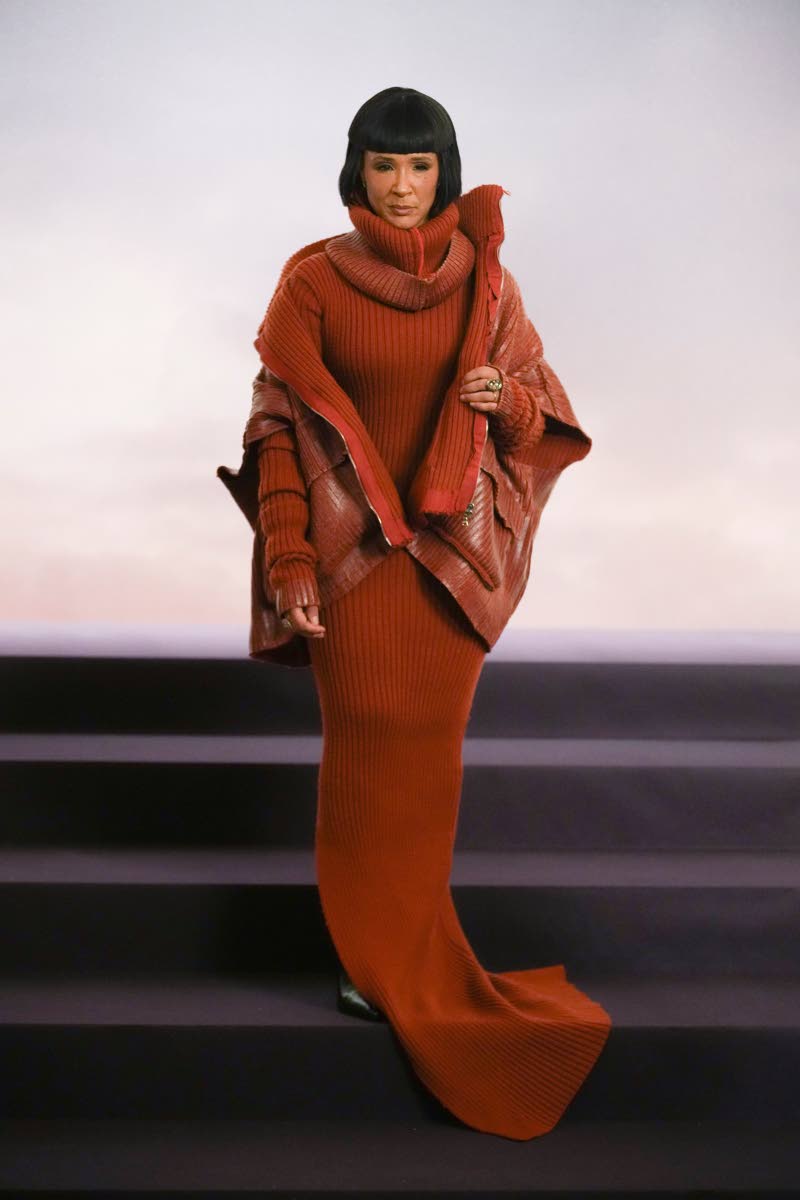 Dear gentle reader, the Queen has arrived. Golda Rosheuvel steps out at the Paris premiere in a Sonney waterproof knit dress, commanding attention worthy of Queen Charlotte herself.