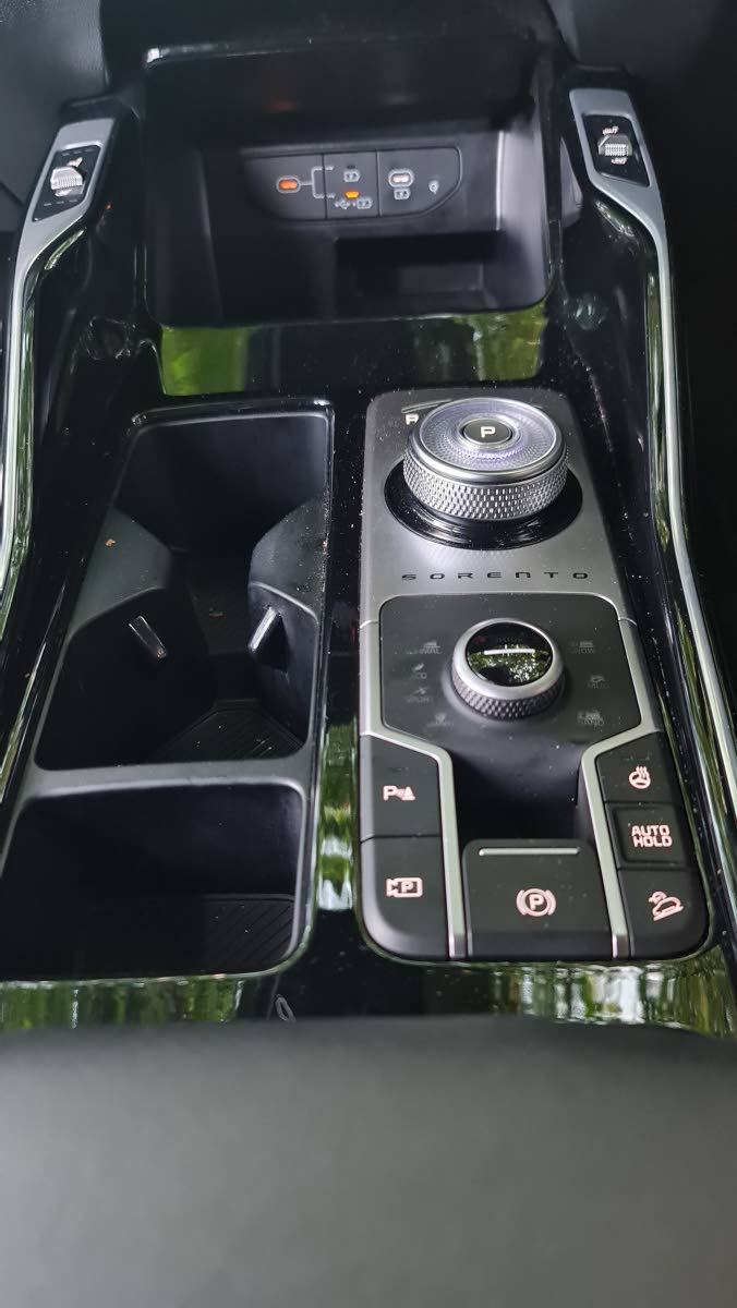 Ergonomics highlighted by the intuitive rotary gear selector and the dedicated switch for accessing the various terrain driving modes.