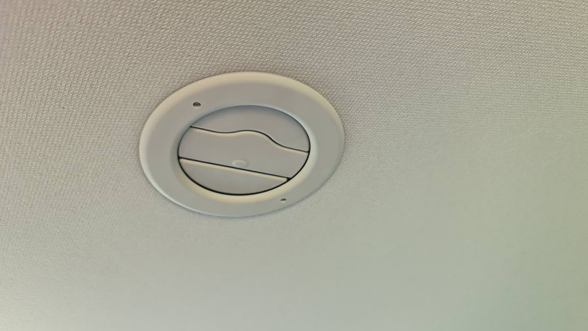 Prioritising passenger comfort in the tropical heat, the strategically placed roof-mounted vents ensure consistent airflow and climate control for all three rows of the mu-X.