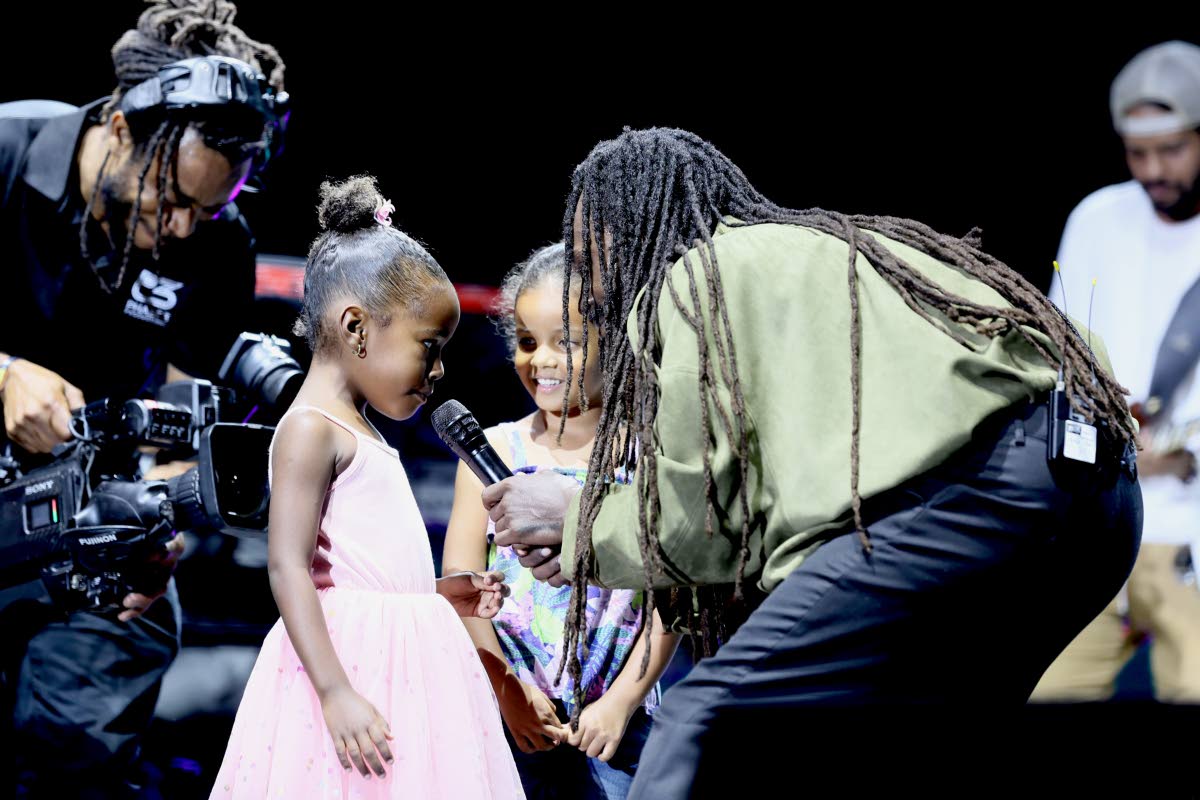 Jesse Royal is joined by his daughter Korus (left) and her friend, Nyah El, to sing the line ‘I’m going to make it shine’.