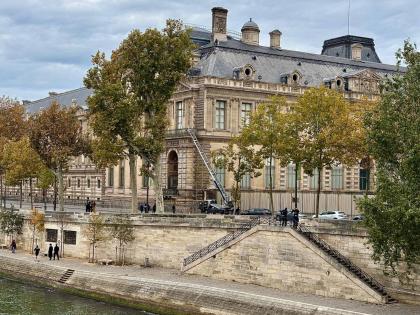A basket lift used by thieves is seen at the Louvre museum.