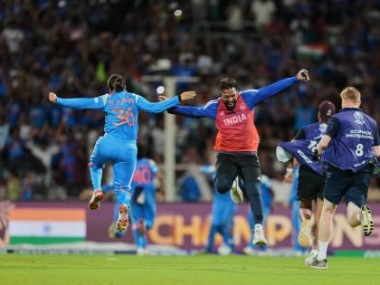 India’s Sneh Rana (left) and a team support staff celebrate after winning the ICC Women’s Cricket World Cup final match between India and South Africa in Navi Mumbai, India, yesterday.