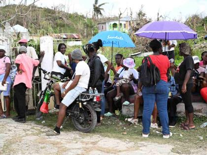 Residents of Beeston Spring, Westmoreland waiting to get food from World Central Kitchen location.