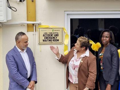 Minister of State in the Ministry of Health and Wellness, Krystal Lee (centre), thanks Jamalco’s Managing Director, Marvin Jackson (left), for the company’s donation toward the renovation of the A&E Waiting Area at the Lionel Town Hospital. Sharing the