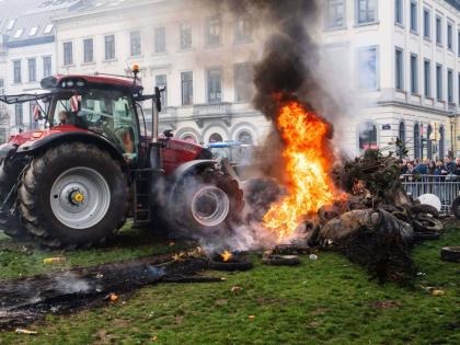 Protestors burn tires during a demonstration of European farmers outside an EU summit meeting in Brussels on December 18, 2025. 