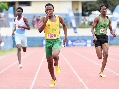 Jevaney Findlay (centre) of St Jago High School, sprints away from the field to win the Class Three boys 200 metres in 22.55 seconds on the opening day of last year’s Purewater/JC/R. Danny Williams Development meet at Ashenheim Stadium, Jamaica College.