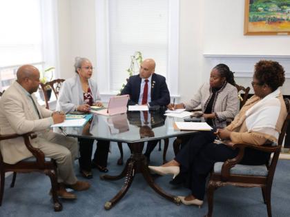 Jamaica’s Ambassador to the United Statea, Major General (Ret’d) Antony Anderson (centre), discusses Jamaica’s overseas employment programmes with Permanent Secretary in the Ministry of Labour and Social Security, Colette Roberts Risden (second left)