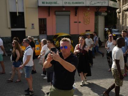 Tourists traverse a street in Havana, Monday, January 26, 2026. (AP Photo/Ramon Espinosa)