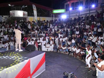 
Rian Davis giving praise at JaRIA Reggae Wednesday’s Resilient Praise at the Edna Manley College of the Visual and Performing Arts in Kingston. 