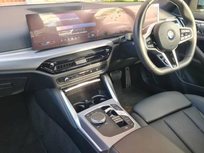 The driver-oriented cockpit features the impressive BMW Curved Display, neatly integrating the digital instrument cluster and the primary touchscreen into a single, high-resolution housing.