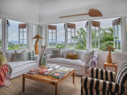 The cosy living room opens up to the outdoors. 