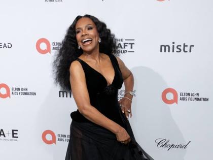 Giving a playful twirl for the camera, Jamaican-American actress Sheryl Lee Ralph stuns in an Eman Alajlan Couture dress, chosen by her long-time stylist and daughter, Ivy ‘Coco’ Maurice.