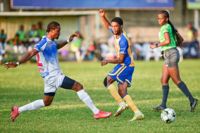 Harbour View’s Rohan Brown (right) watches as Dunbeholden’s Nevaun Turner tries to intercept his pass during a Jamaica Premier League match at the Waterhouse Stadium on October 6. 