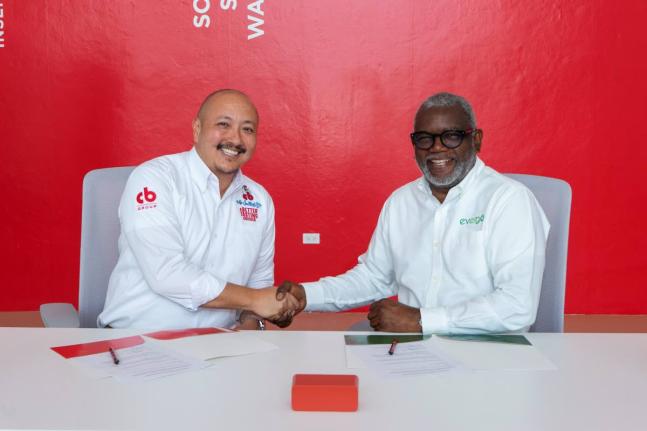 CB Group CEO Matthew Lyn (left) and Evergo CEO Dr Wayne McKenzie seal their fleet partnership at the signing ceremony. 