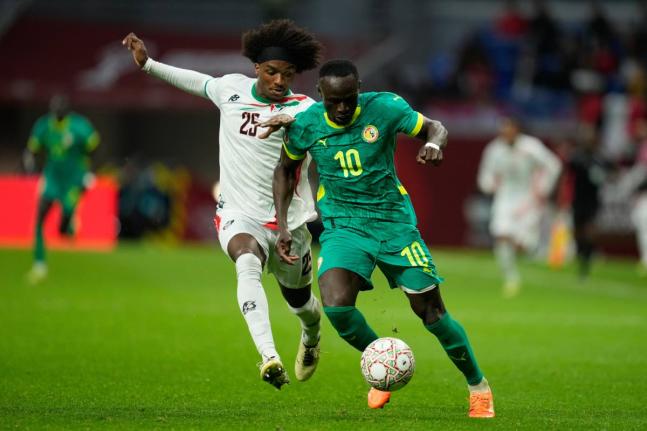 
Senegal’s Sadio Mane (right) drifts past Sudan’s Sheddy Ezeldin during the Africa Cup of Nations round-of-16 football match in Tangier, Morocco, yesterday.