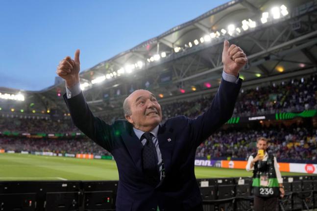 
Fiorentina President Rocco Commisso gestures to club fans from the field ahead of the Conference League final football match against Olympiacos FC at OPAP Arena in Athens, Greece, on May 29, 2024. 