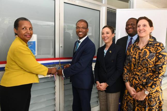 Mylène Ferriera (left), president, Alliance Française de la Jamaïque, and Dr Kevin Brown (second left), president, University of Technology, Jamaica, cut the ribbon to officially open the new offices of the Alliance Française at the Technology Innovati